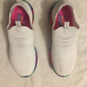 White Sketchers size 6.5